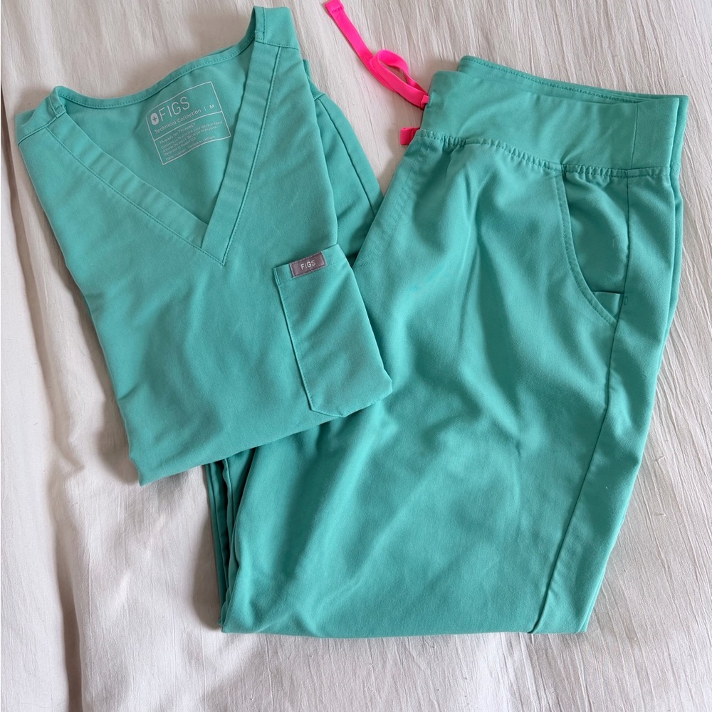 Figs Surgical Green Scrub Set